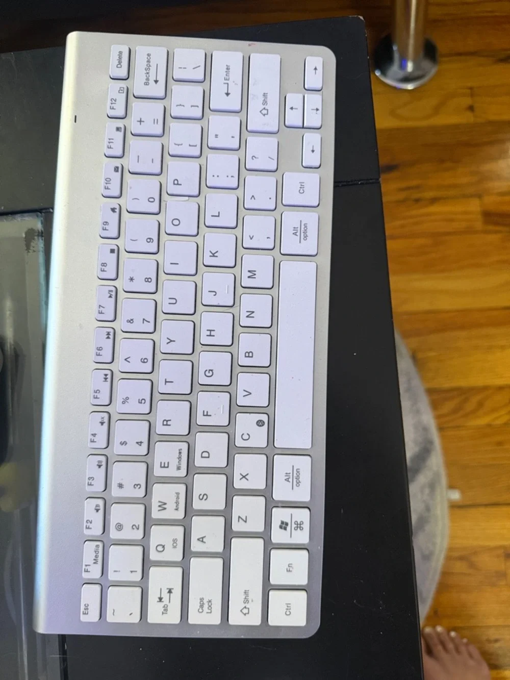 Wireless Slim Apple Keyboard in Silver and White - Both Brand New Wireless Mouse
